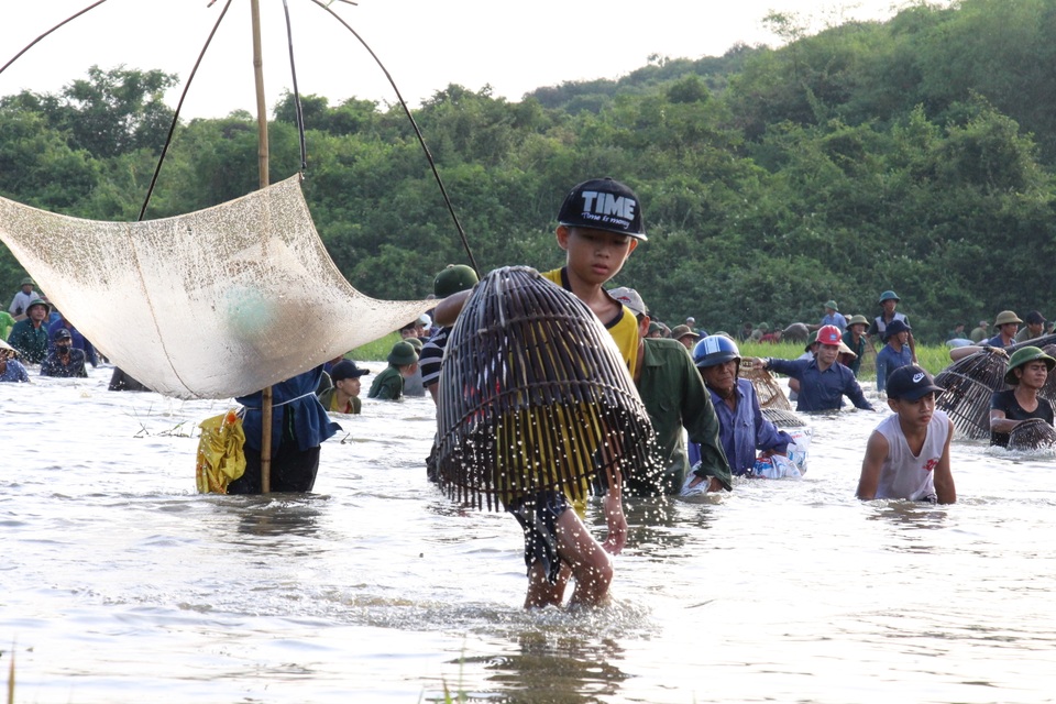 Hàng ngàn người dân đội nắng lội bùn tìm “vận may” - 10 Hàng ngàn người dân đội nắng lội bùn tìm “vận may” - 10