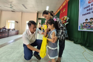 Hàng trăm hộp sữa được trao tặng đến trẻ em vùng cao xứ Thanh