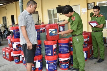 Bắt giữ 100 thùng dầu nhớt, hơn 1.000 bao thuốc lá lậu