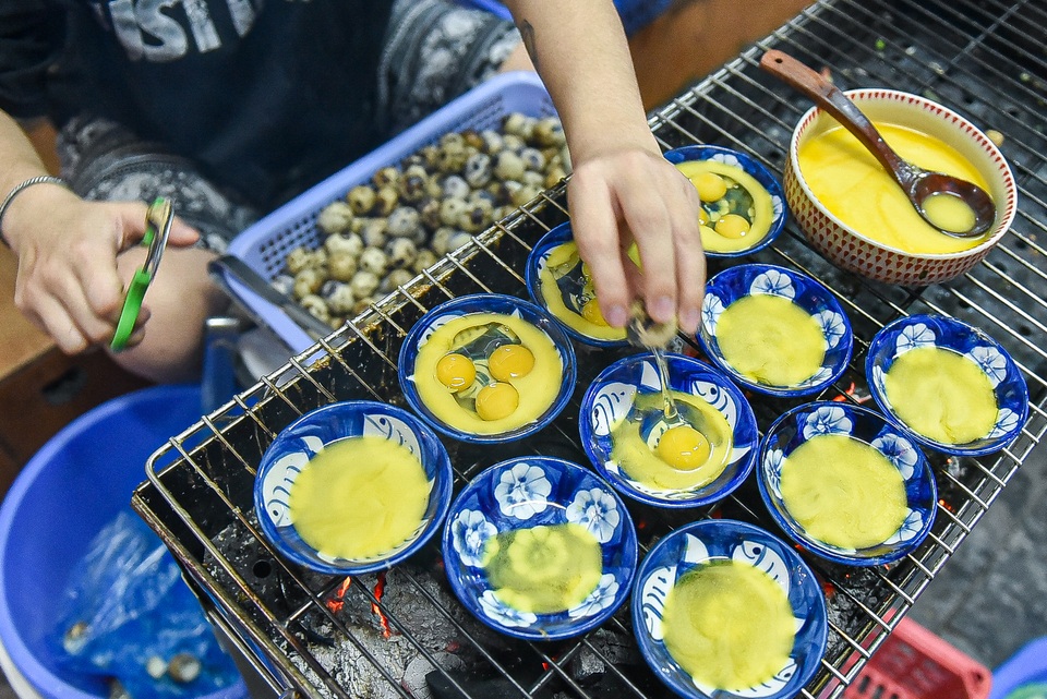 Trứng chén nướng - món ăn vặt lạ miệng thu hút giới trẻ Hà Nội - 4 Trứng chén nướng - món ăn vặt lạ miệng thu hút giới trẻ Hà Nội - 4