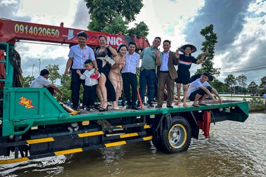 Đám cưới ấn tượng trong mùa lũ, nhà trai rước dâu bằng xe cứu hộ