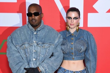 Mốt "tuxedo cao bồi" qua hai thập kỷ gây "ố á" trên thảm đỏ