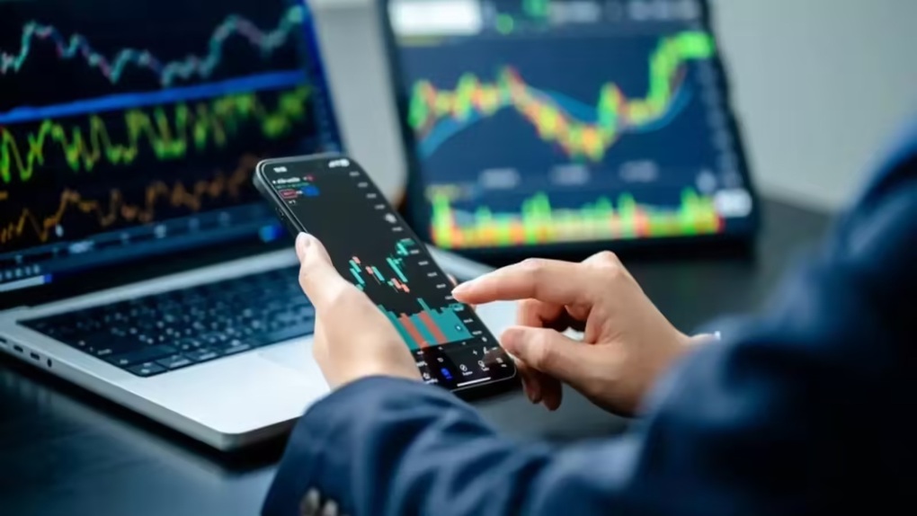 Wall Street រក្សាដង្ហើមរបស់ខ្លួនរវាងល្បែងនៃពន្ធគយនិងអត្រាការប្រាក់របស់ Fed - 1 Phố Wall nín thở giữa ván cờ thuế quan và lãi suất Fed - 1