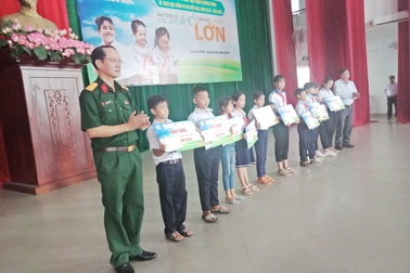 440 suất học bổng chương trình "Vì em hiếu học" cho học sinh Thừa Thiên Huế