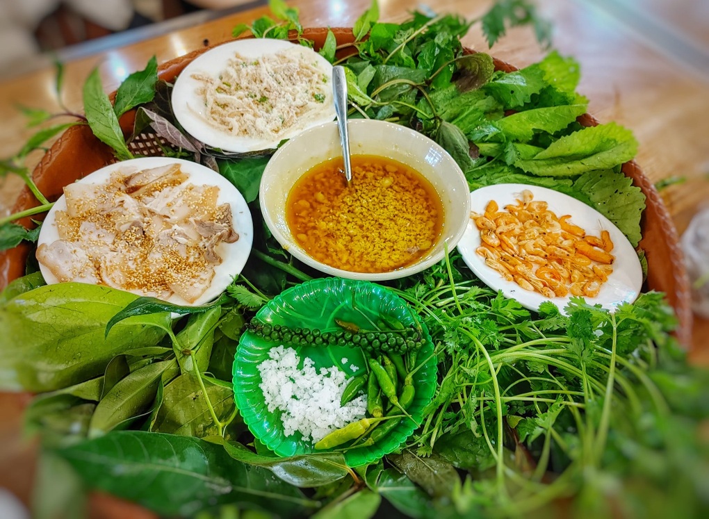 Món gỏi Kon Tum với vài chục loại lá tên xa lạ, khách cuốn mỏi tay - 2 Món gỏi Kon Tum với vài chục loại lá tên xa lạ, khách cuốn mỏi tay - 2