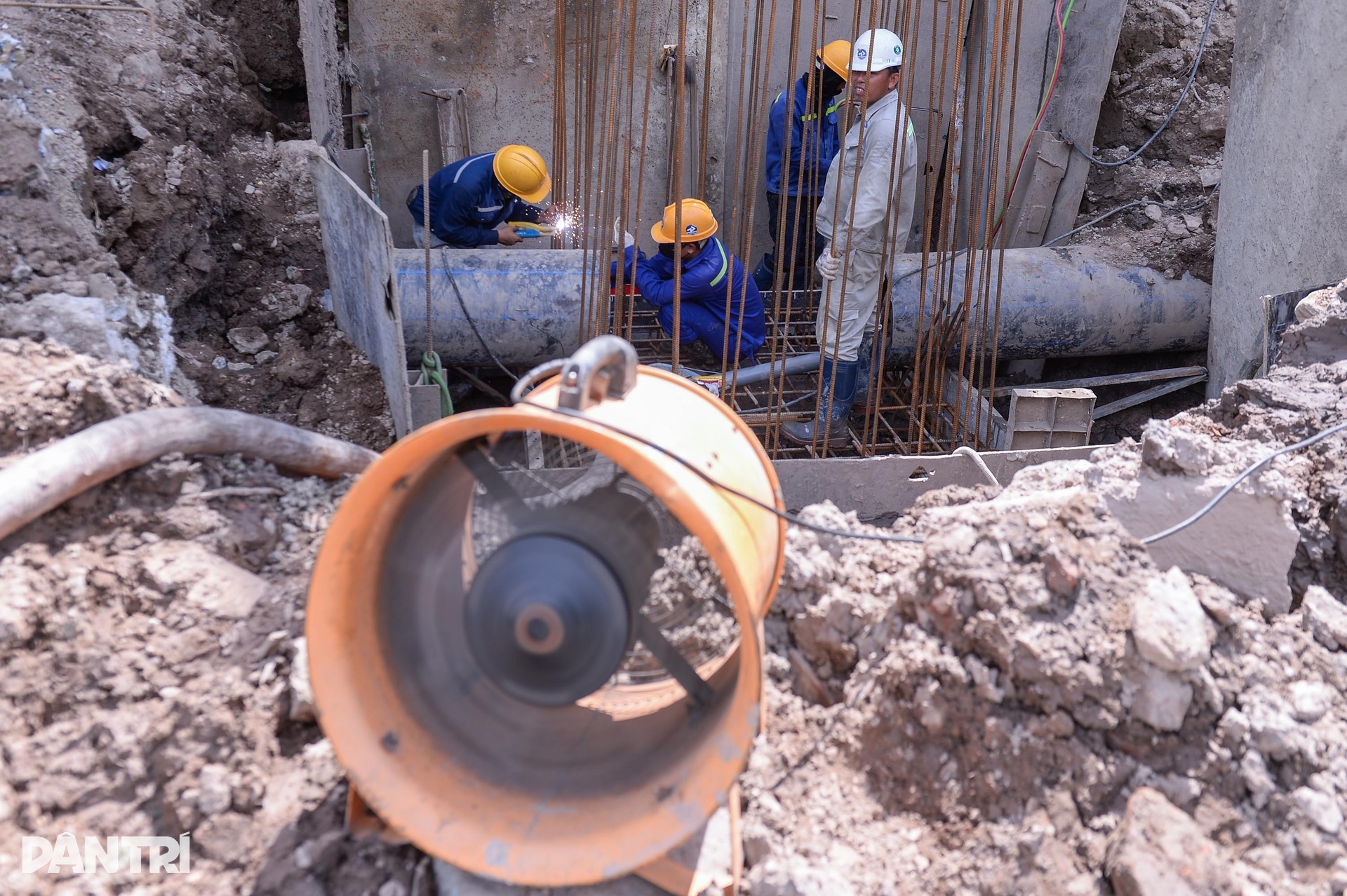 Đẫm mồ hôi mưu sinh dưới cái nắng đỉnh điểm gần 50 độ C ở Hà Nội - 6 Đẫm mồ hôi mưu sinh dưới cái nắng đỉnh điểm gần 50 độ C ở Hà Nội - 6