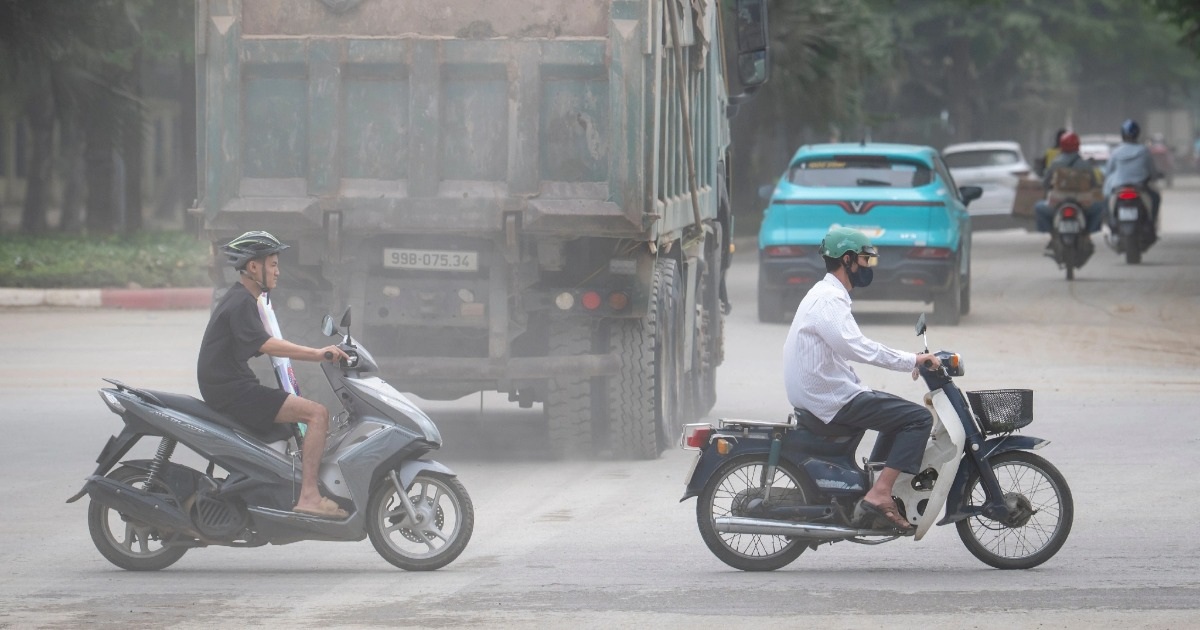 Hà Nội: Người dân “ngộp thở” vì bụi đất mù mịt từ công trình thi công ...