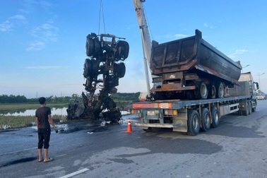 Hai tài xế tử vong, xe đầu kéo bốc cháy dữ dội lúc rạng sáng