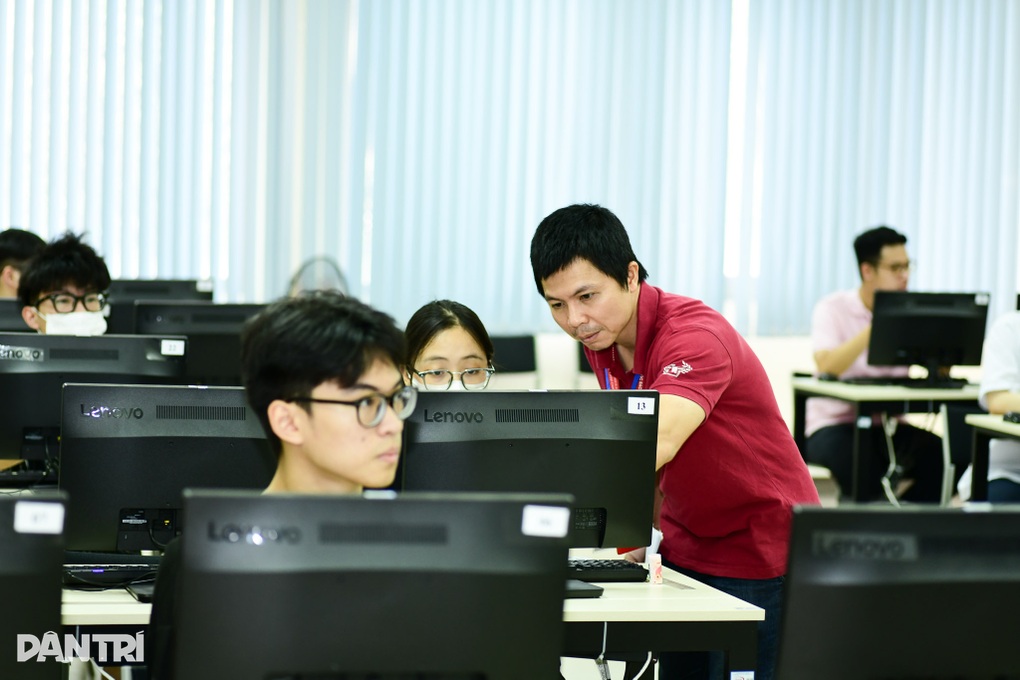 3h sáng, phụ huynh học sinh vượt hàng trăm km dự thi đánh giá tư duy - 1 3h sáng, phụ huynh học sinh vượt hàng trăm km dự thi đánh giá tư duy - 1