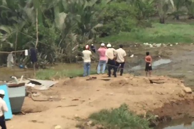 Truy bắt tên trộm ẩn giữa đầm lầy trên đại lộ Mai Chí Thọ