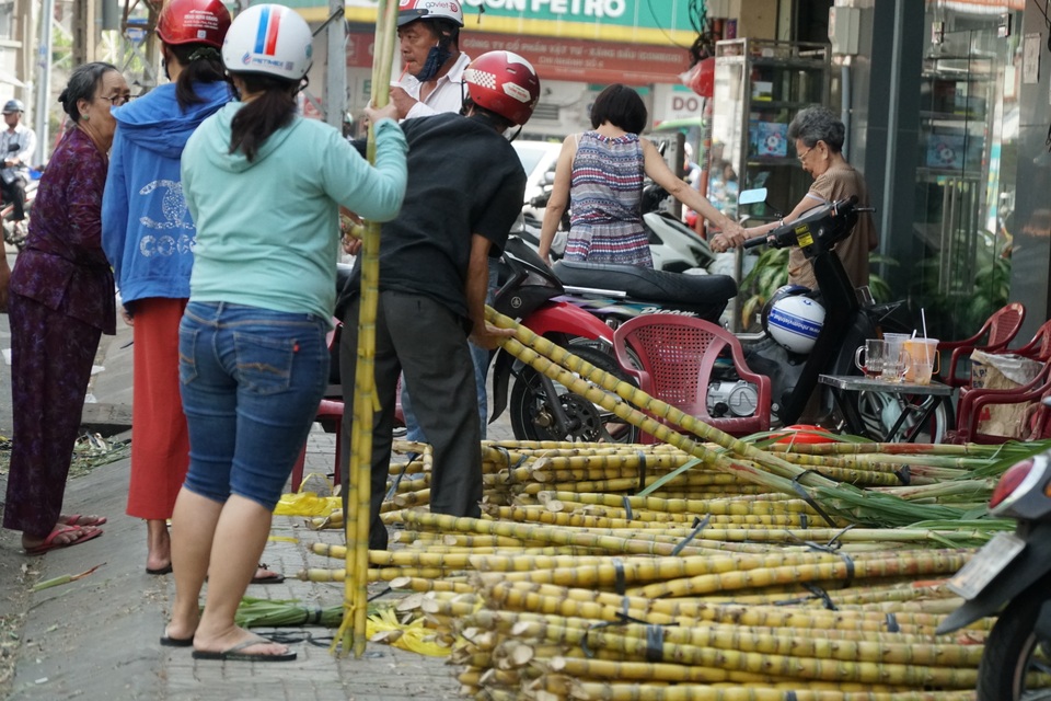 Người Sài Gòn đổ xô mua mía cầu tài đầu năm - 3 Người Sài Gòn đổ xô mua mía cầu tài đầu năm - 3