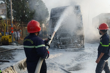 Xe đầu kéo container cháy ngùn ngụt ở cửa ngõ TPHCM