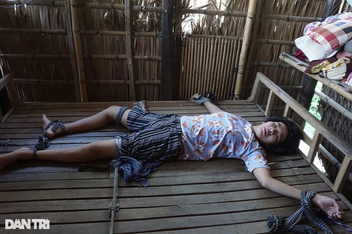 Xót xa những phận người bị giời đày đến cùng quẫn trong ngôi nhà rách nát - 3 Xót xa những phận người bị giời đày đến cùng quẫn trong ngôi nhà rách nát - 3