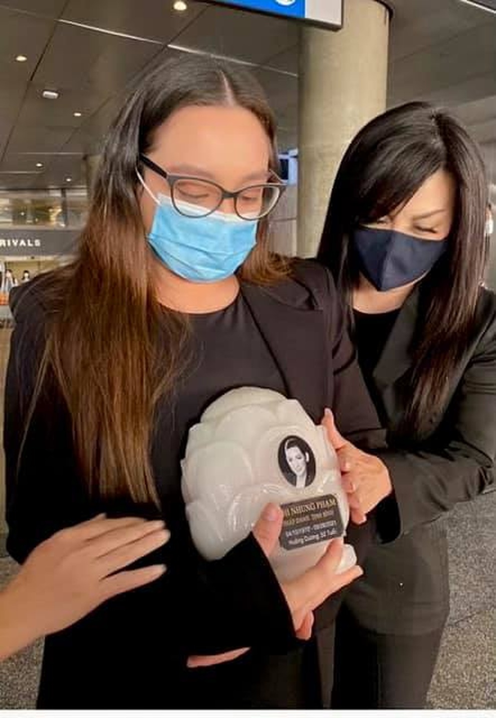 Con gái Phi Nhung òa khóc khi nhận tro cốt mẹ ở sân bay Mỹ - 1 Con gái Phi Nhung òa khóc khi nhận tro cốt mẹ ở sân bay Mỹ - 1