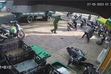 Bân hàng rong đuổi chém lực lượng chức năng