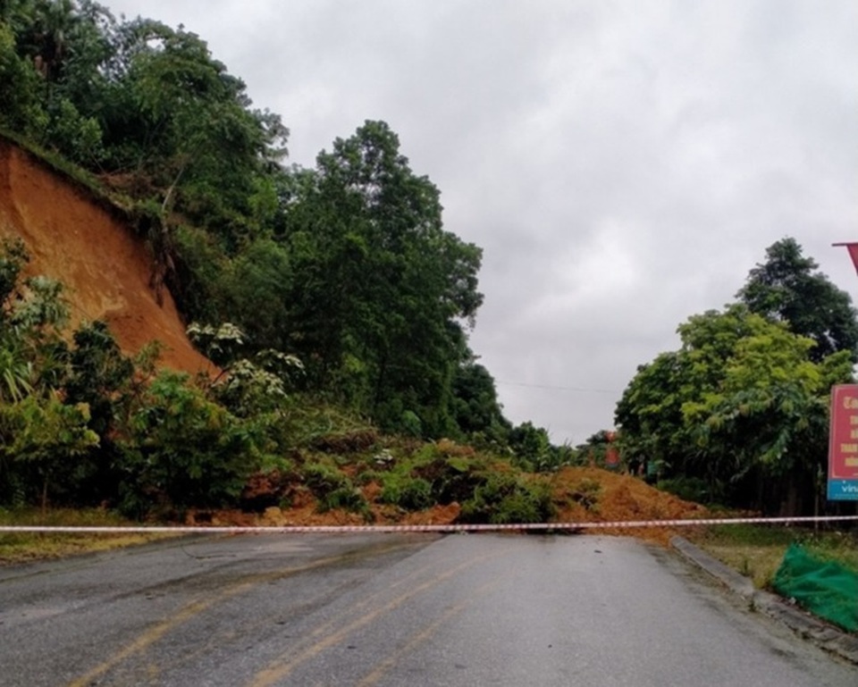 Mưa lớn, cán bộ đi xuồng trên phố tới hỗ trợ dân - 4