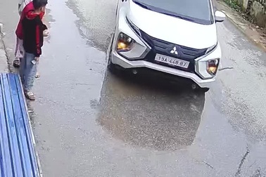 Tài xế rời xe mà không kéo phanh tay, ô tô trôi tự do ra đường