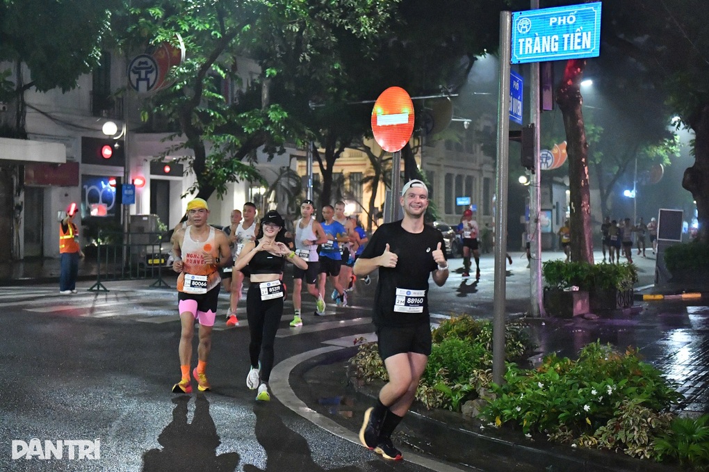 VĐV tranh tài sôi nổi ở giải chạy Standard Chartered Marathon Di sản Hà Nội - 2