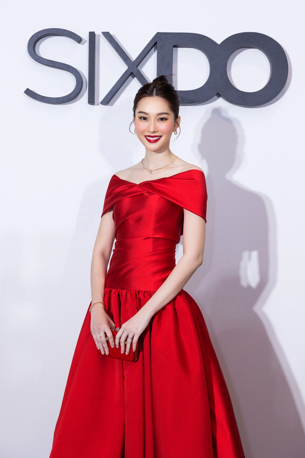 Doanh nhân Huy Trần nắm tay Ngô Thanh Vân không rời tại show thời trang - 4 Doanh nhân Huy Trần nắm tay Ngô Thanh Vân không rời tại show thời trang - 4