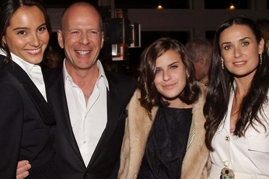 Bruce Willis mừng ngày của mẹ cùng vợ mới, vợ cũ