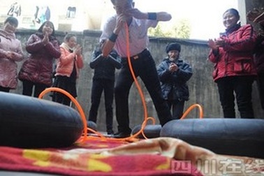 Thán phục người đàn ông bơm lốp xe tải bằng... mũi