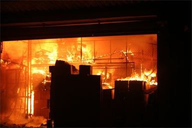 Video: Lửa cháy nghi ngút, cảnh sát bất lực đứng nhìn