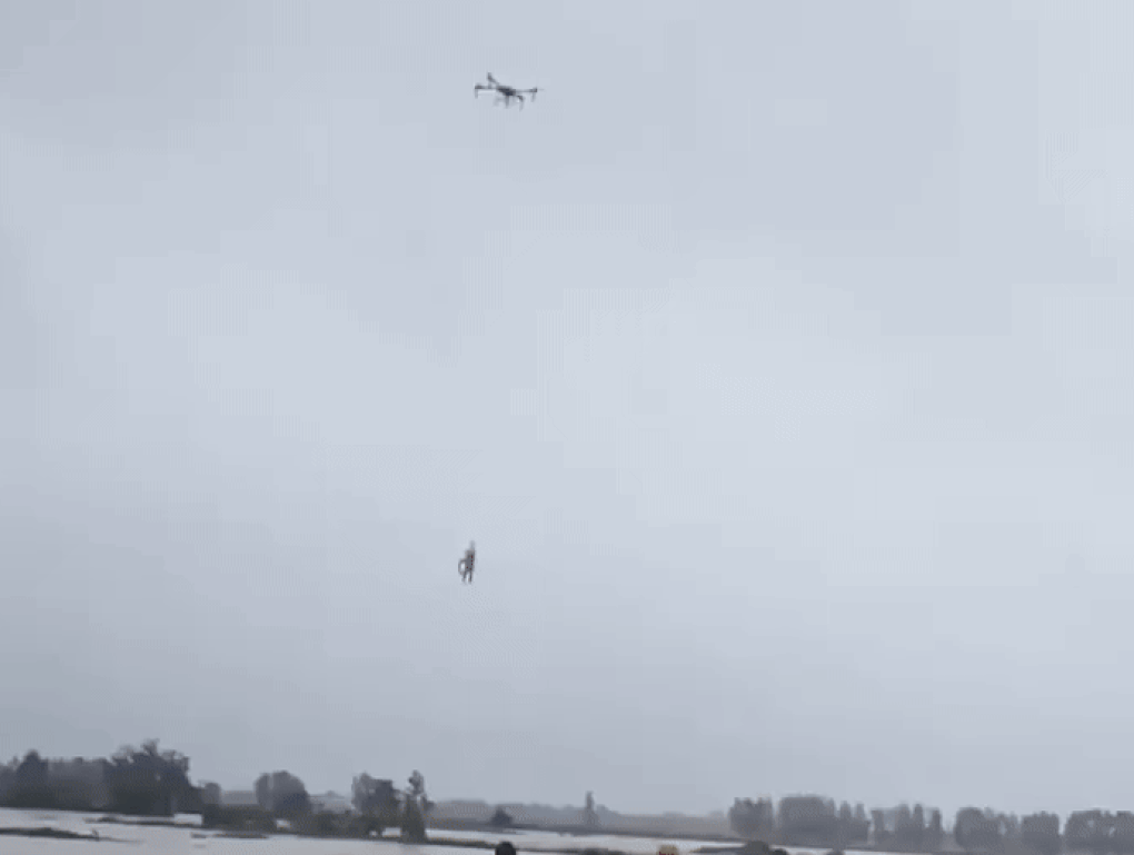 Gặp người chở drone hơn 300 triệu đồng cứu người bị mắc kẹt 1 đêm giữa lũ - 2