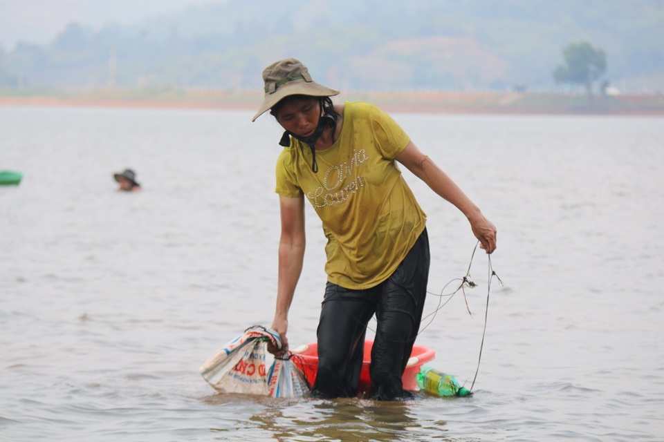Kiếm tiền triệu mỗi ngày nhờ cào hến giữa... lòng thành phố - 5 Kiếm tiền triệu mỗi ngày nhờ cào hến giữa... lòng thành phố - 5