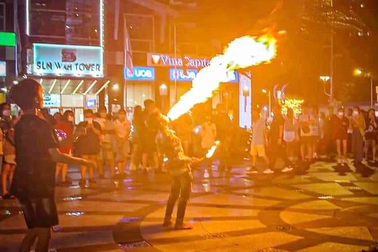 Mỗi ngụm xăng ngậm để phun lửa, tiền kiếm được chia… anh cùng phòng!