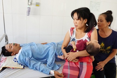 Khốn cùng cảnh vợ ôm con bại não vào viện chăm chồng... viêm não
