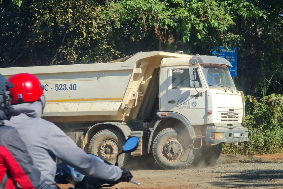 Xe chở cát hoành hành, đường dân sinh tiền tỷ nham nhở vết thương - 2 Xe chở cát hoành hành, đường dân sinh tiền tỷ nham nhở vết thương - 2