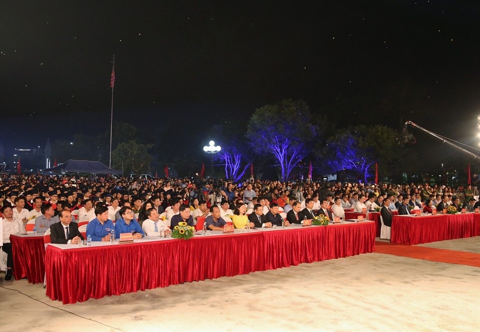 Trích 1,3 tỉ đồng khen thưởng 130 học sinh, sinh viên xuất sắc, tiêu biểu - 1 Trích 1,3 tỉ đồng khen thưởng 130 học sinh, sinh viên xuất sắc, tiêu biểu - 1