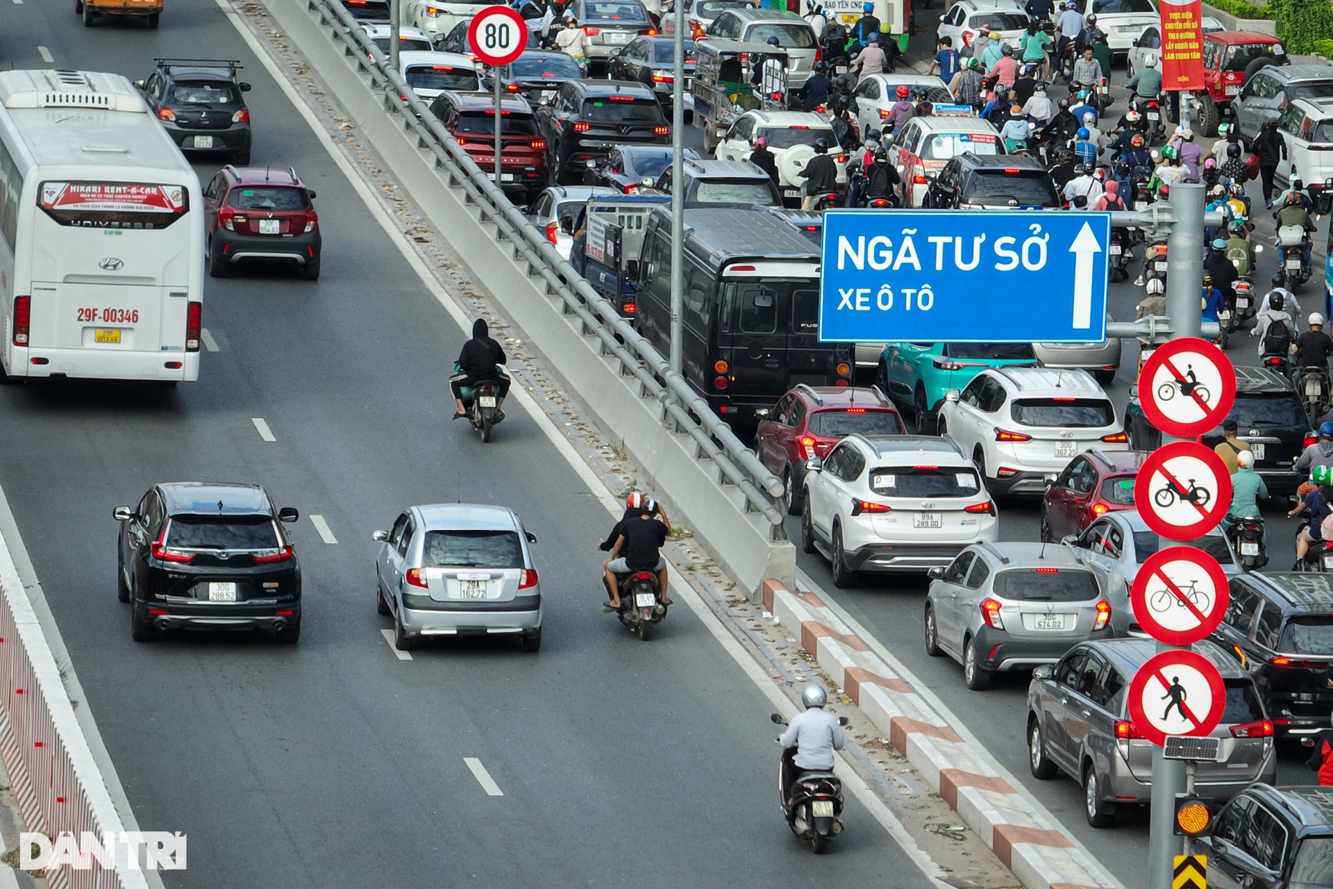 Hàng loạt xe máy quay đầu chạy, né CSGT ở đường vành đai 2 trên cao - 3