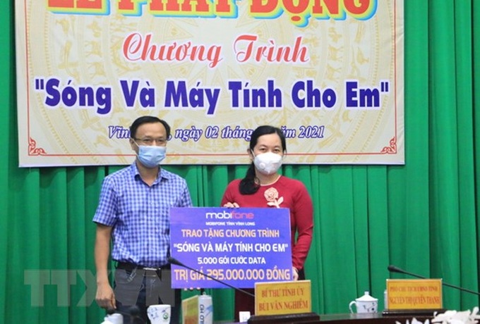 Nhiều tổ chức, cá nhân hỗ trợ chương trình “Sóng và máy tính cho em” tại lễ phát động. Ảnh vietnamplus.vn