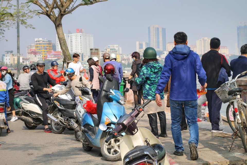 Người Hà Nội văn minh mang xô chậu đi thả cá chép, không thả túi nilon - 2 Người Hà Nội văn minh mang xô chậu đi thả cá chép, không thả túi nilon - 2