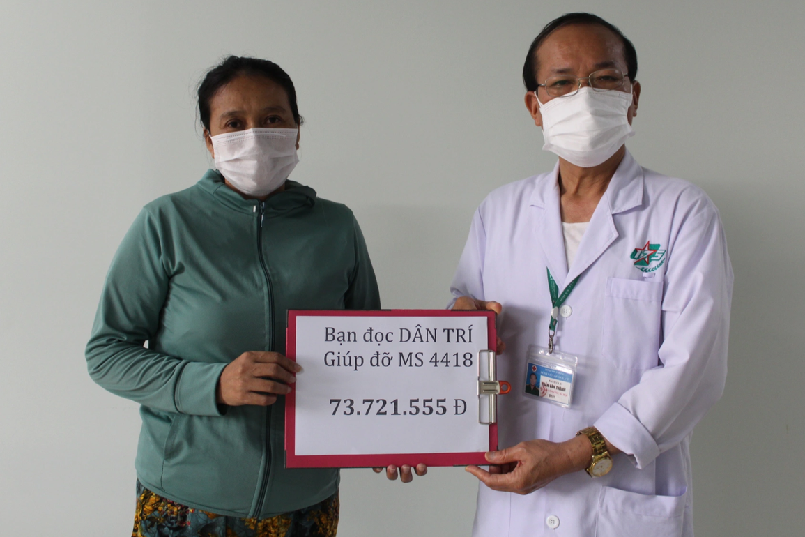 Chị Dương Thị Lộc cùng bác sĩ Trần Văn Thành tiếp nhận quà tặng của bạn đọc Dân trí _ Tùng nGuyên Chị Dương Thị Lộc cùng bác sĩ Trần Văn Thành tiếp nhận quà tặng của bạn đọc Dân trí