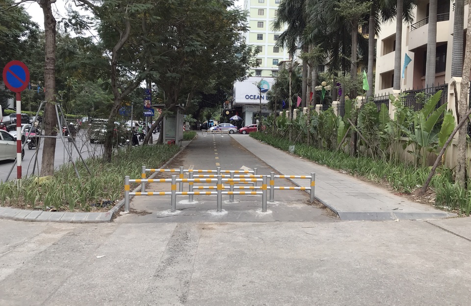 Vỉa hè Hà Nội lát đá bền trăm năm để... đỗ ô tô cho chắc chắn? - 8 Vỉa hè Hà Nội lát đá bền trăm năm để... đỗ ô tô cho chắc chắn? - 8