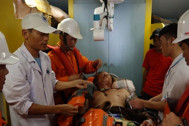 Cấp cứu ngư dân bị tời đập vào giữa bụng gây hôn mê