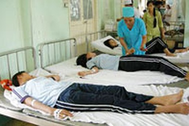 Sợ lớp sập, nhiều học sinh ngất xỉu