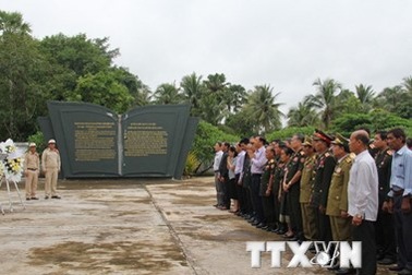 Người Việt Nam tại Lào kỷ niệm 68 năm Ngày Thương binh liệt sỹ