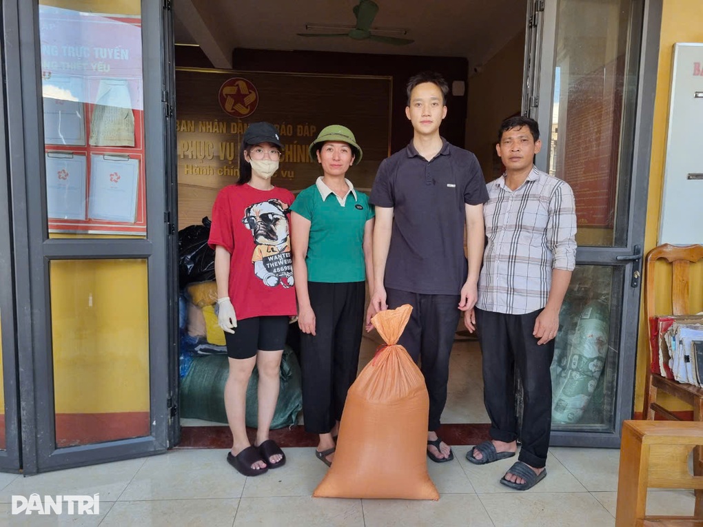 11 tấn gạo và nhu yếu phẩm được báo Dân trí trao tới người dân tại Yên Bái - 8 11 tấn gạo và nhu yếu phẩm được báo Dân trí trao tới người dân tại Yên Bái - 8