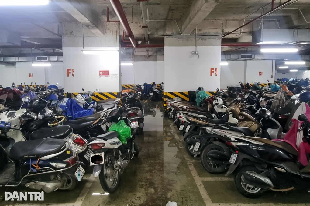 Đường ngập sâu, nước tràn hầm để xe, dân chung cư Hà Nội đắp cát ngăn ngập - 2 Đường ngập sâu, nước tràn hầm để xe, dân chung cư Hà Nội đắp cát ngăn ngập - 2