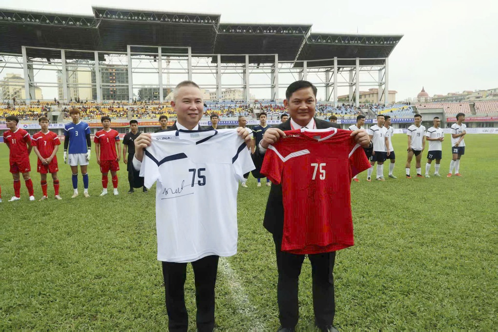 Sôi nổi giải bóng đá giao hữu liên hợp biên giới Việt Nam - Trung Quốc - 1