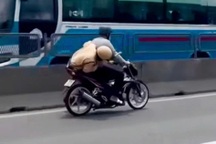 Truy tố thanh niên chạy xe máy khiến CSGT chới với ở TPHCM