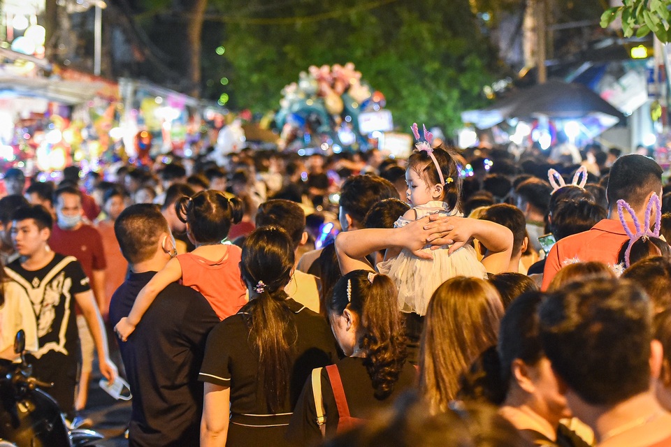 Trung thu: Người lớn chen vã mồ hôi, trẻ em mếu máo vì kẹt giữa biển người - 2