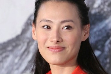 “Bà mẹ trẻ” Lương Lạc Thi tái xuất rạng ngời