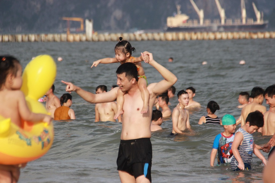 Biển người chen chân tại Bãi Cháy ngày cuối tuần - 8 Biển người chen chân tại Bãi Cháy ngày cuối tuần - 8