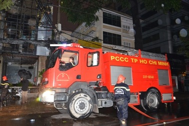 Hoả hoạn, thực khách tháo chạy khỏi quán ăn giữa trung tâm thành phố