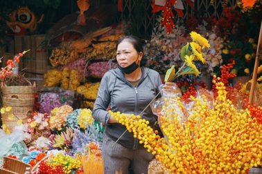 Chợ đồ trang trí Tết lớn nhất TPHCM bất ngờ ế ẩm, chủ tiệm thở dài