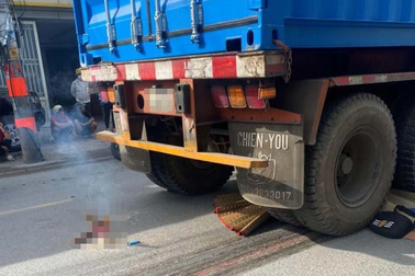 Cả nhà va chạm xe đầu kéo ở TPHCM, người vợ thiệt mạng